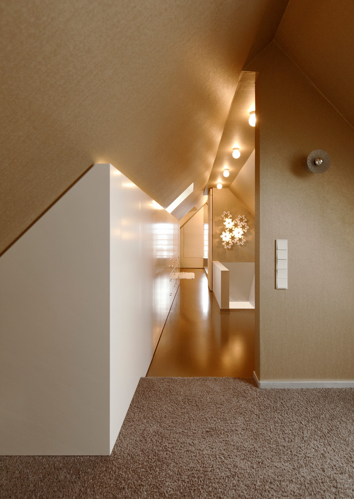 На фото: маленькая открытая гостиная комната в стиле модернизм с бежевым полом, полом из винила, белыми стенами и скрытым телевизором без камина для на участке и в саду с