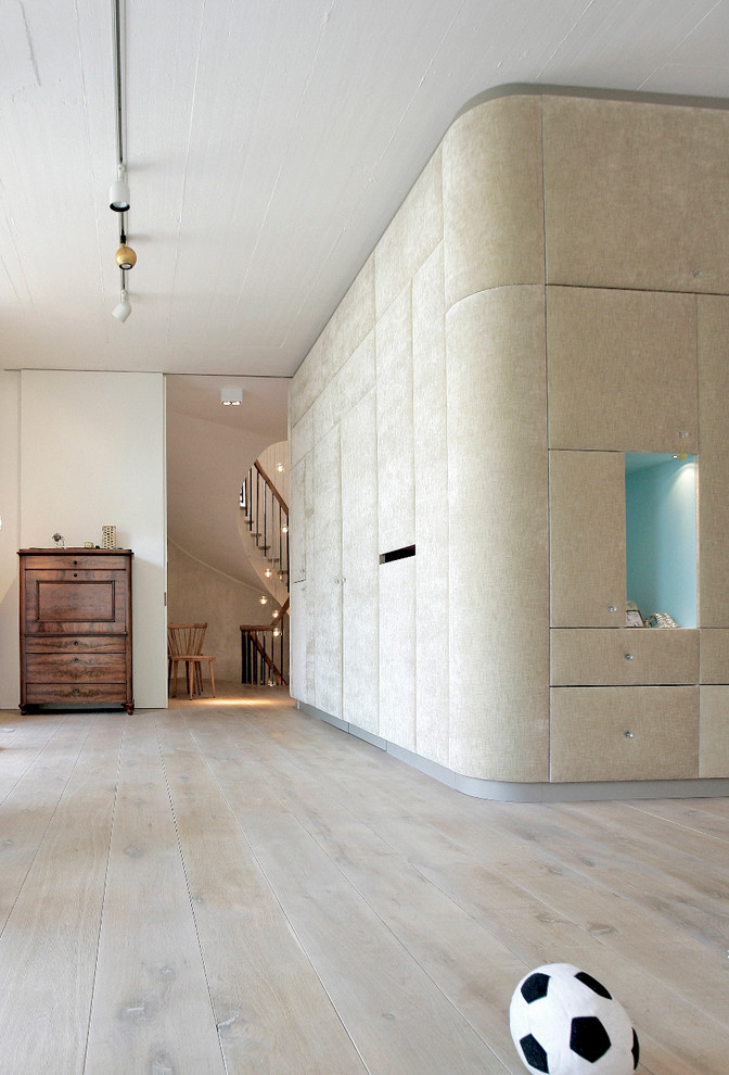 Großes, Repräsentatives Modernes Wohnzimmer im Loft-Stil mit weißer Wandfarbe, hellem Holzboden, Kamin, Kaminumrandung aus Metall, verstecktem TV, beigem Boden und vertäfelten Wänden in Sonstige