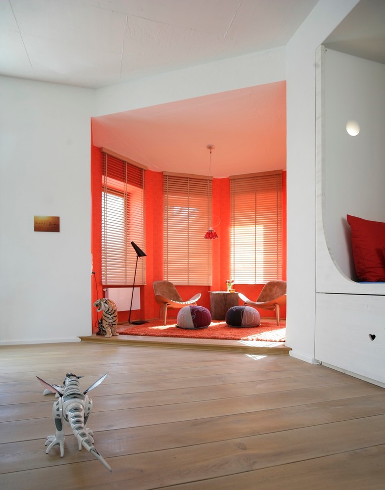 Großes Modernes Wohnzimmer im Loft-Stil mit weißer Wandfarbe, hellem Holzboden, Kamin, Kaminumrandung aus Metall, verstecktem TV, beigem Boden und vertäfelten Wänden in Sonstige