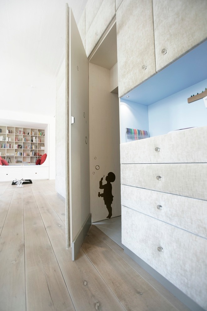 Geräumiges, Repräsentatives Modernes Wohnzimmer im Loft-Stil mit hellem Holzboden in Sonstige