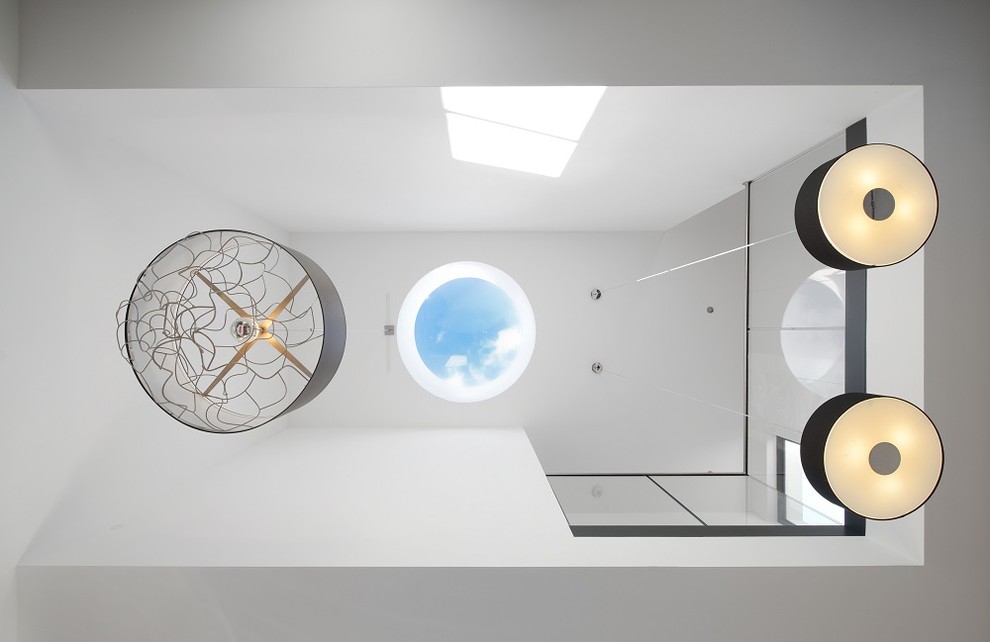 Mittelgroßes, Offenes Modernes Wohnzimmer mit weißer Wandfarbe in Hannover