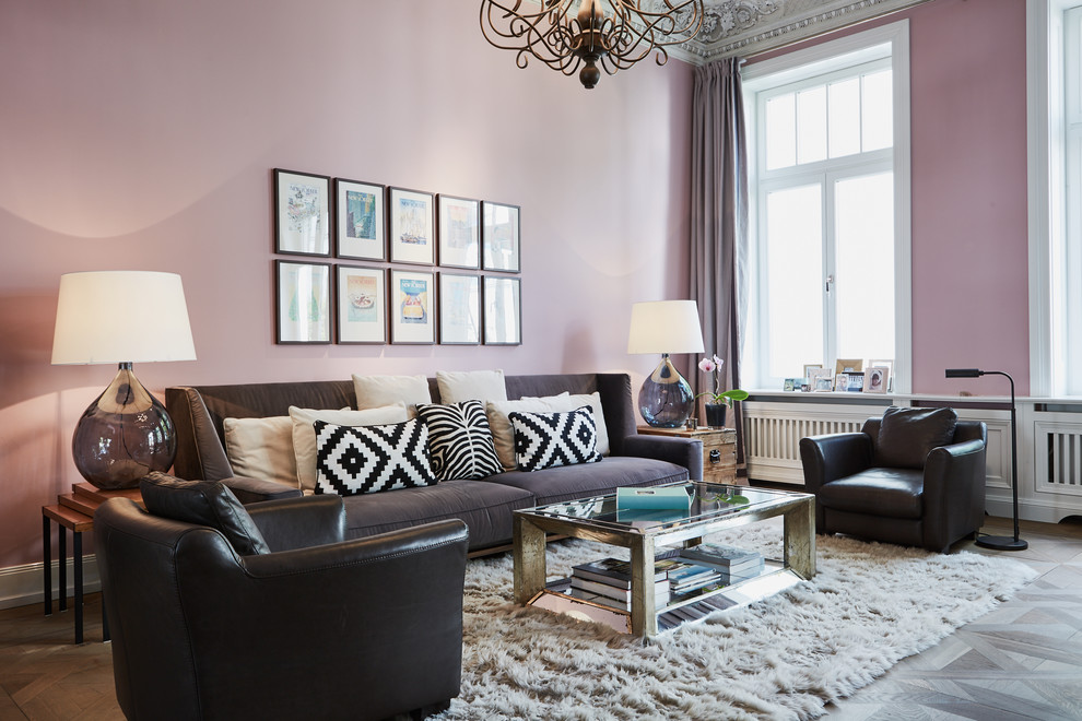 Imagen de sala de estar abierta contemporánea de tamaño medio sin chimenea y televisor con paredes rosas, suelo de madera pintada y suelo marrón