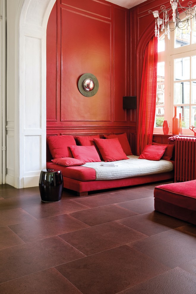 Ispirazione per un piccolo soggiorno design chiuso con pareti rosse, nessun camino, nessuna TV e pavimento rosso