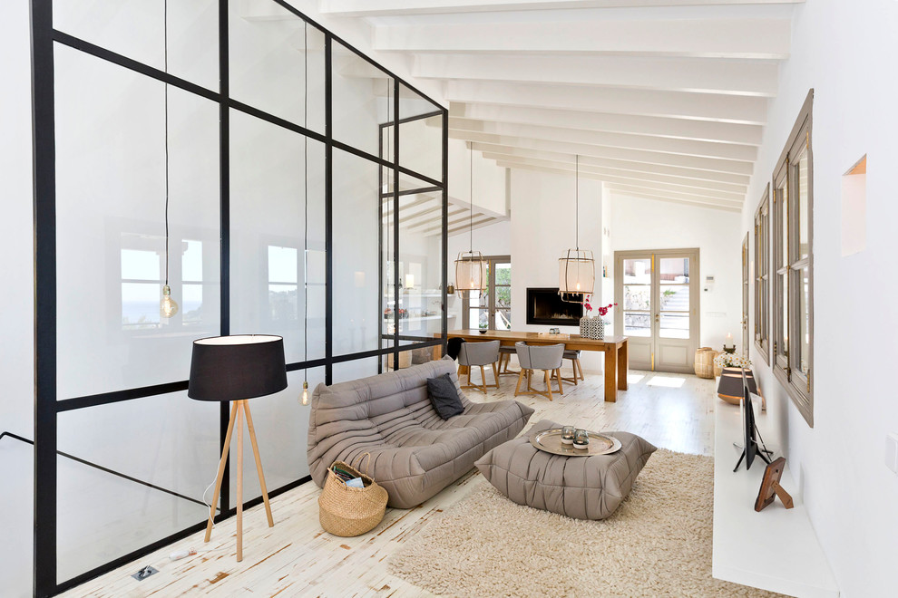 Ispirazione per un soggiorno industriale con pareti bianche, pavimento in legno verniciato e pavimento bianco