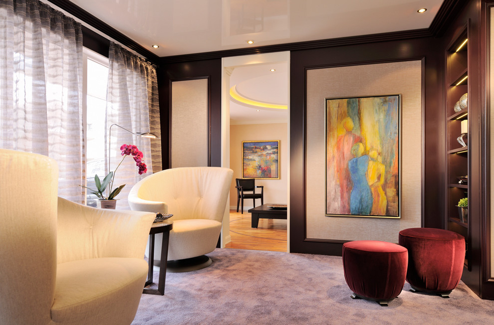 Idee per un soggiorno design con moquette e pavimento viola