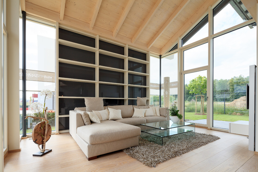 Idées déco pour un grand salon contemporain ouvert avec parquet clair, une salle de réception et un téléviseur fixé au mur.