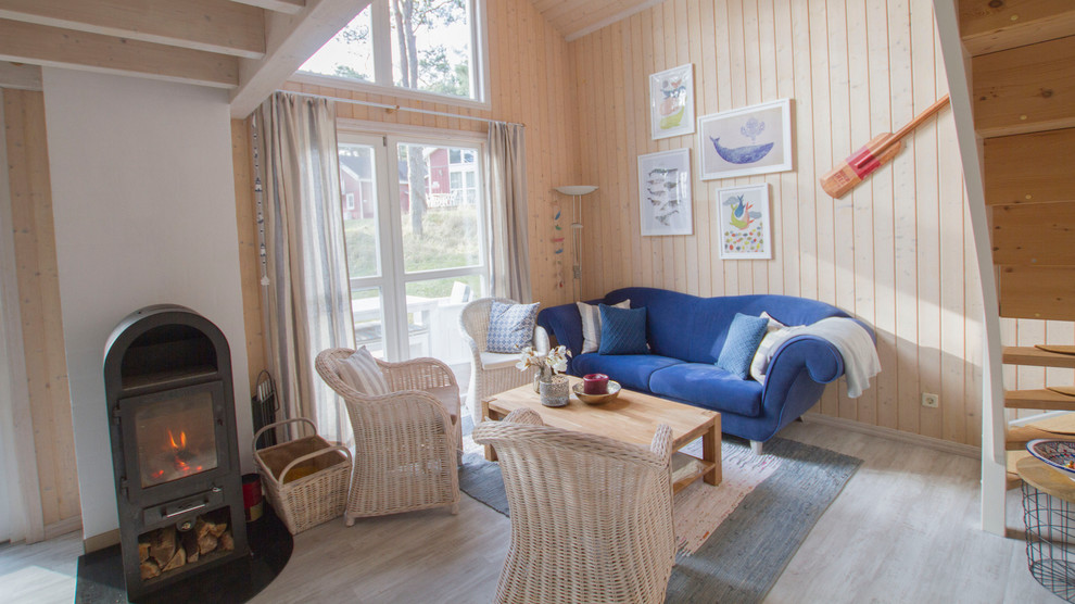 Diseño de sala de estar abierta marinera de tamaño medio con paredes beige, suelo de linóleo y todas las chimeneas