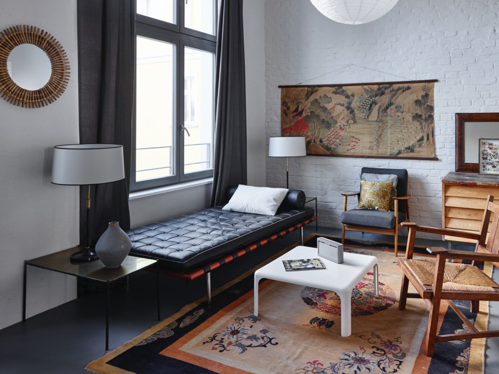 Kleines Stilmix Wohnzimmer mit weißer Wandfarbe in Berlin