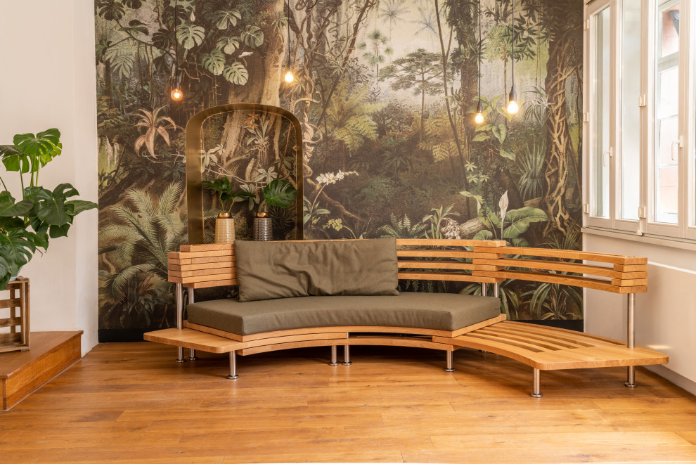 Immagine di un soggiorno design con pareti verdi, pavimento in legno massello medio e pavimento marrone