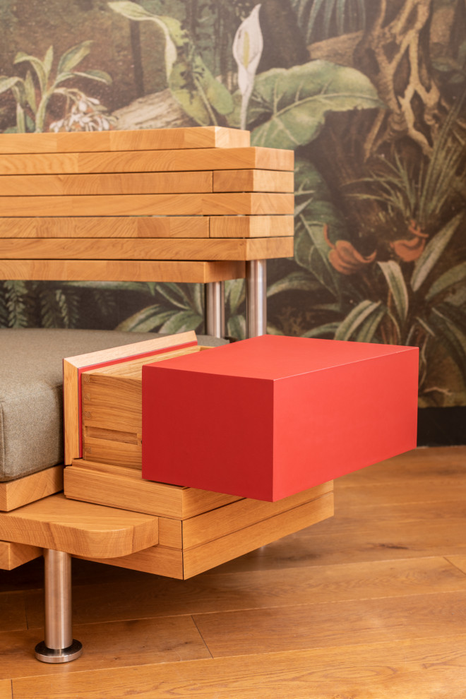 Ispirazione per un soggiorno design con pareti verdi, pavimento in legno massello medio e pavimento marrone