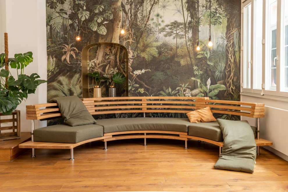 Modelo de sala de estar actual con paredes verdes, suelo de madera en tonos medios y suelo marrón