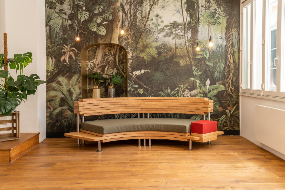 Foto di un soggiorno contemporaneo con pareti verdi, pavimento in legno massello medio e pavimento marrone