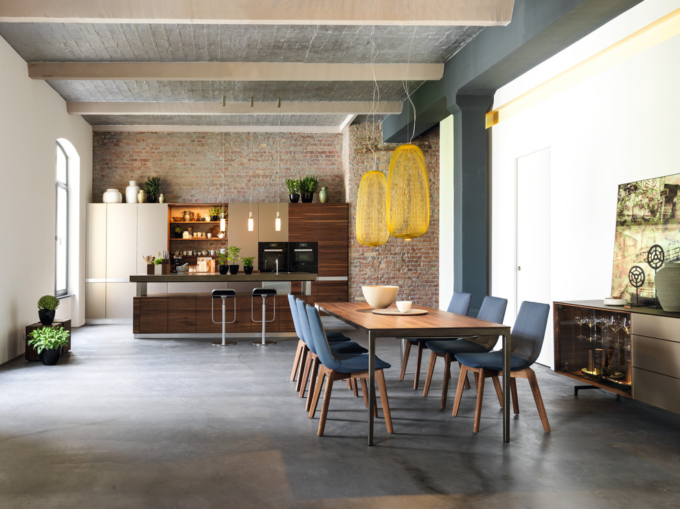 Geräumiges, Fernseherloses Modernes Wohnzimmer ohne Kamin, im Loft-Stil mit Hausbar, weißer Wandfarbe, dunklem Holzboden und braunem Boden in Hannover