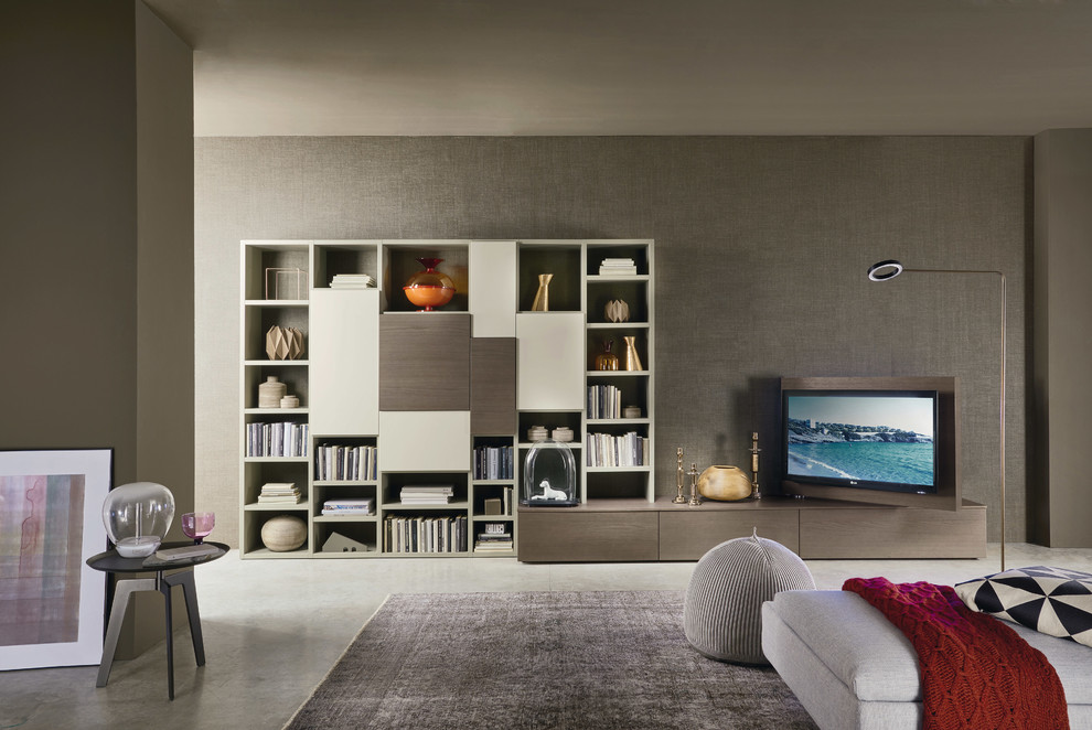 Diseño de sala de estar abierta contemporánea grande sin chimenea con paredes blancas, suelo de cemento, suelo gris y pared multimedia