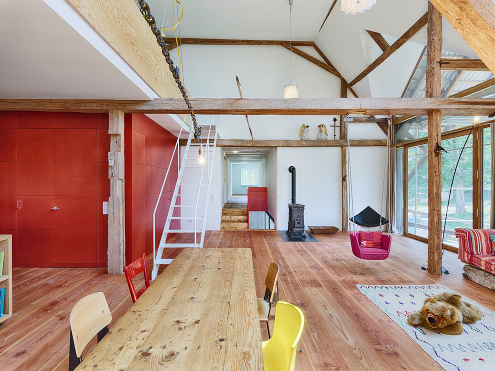 Diseño de salón para visitas abierto de estilo de casa de campo grande con paredes blancas, suelo de madera en tonos medios, estufa de leña y suelo marrón
