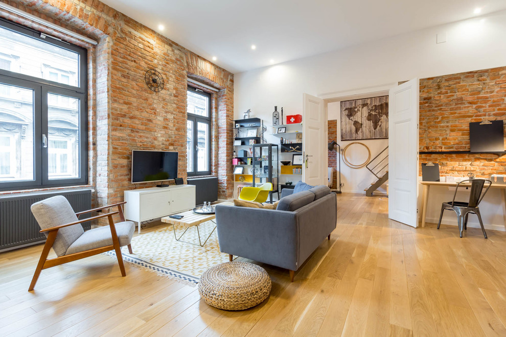 Modelo de sala de estar urbana grande sin chimenea con paredes blancas y suelo de madera en tonos medios
