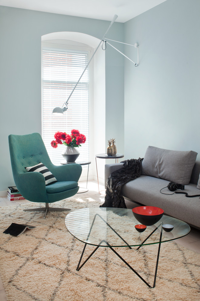 На фото: изолированная гостиная комната в современном стиле с синими стенами и ковровым покрытием без камина, телевизора с