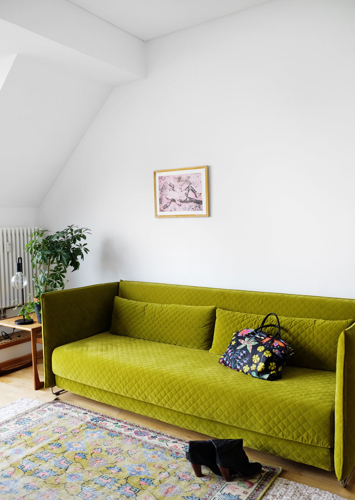 Mittelgroßes, Fernseherloses, Abgetrenntes Mid-Century Wohnzimmer ohne Kamin mit schwarzer Wandfarbe, braunem Holzboden und braunem Boden in Berlin