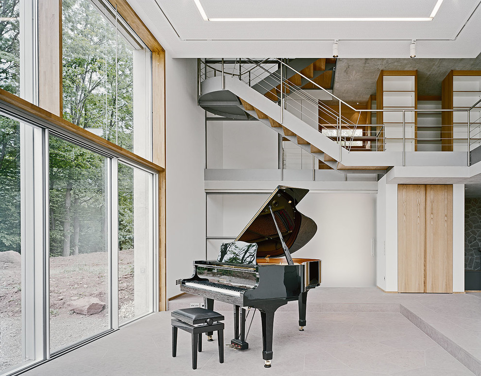 Inspiration för stora moderna allrum med öppen planlösning, med vita väggar, betonggolv och ett musikrum