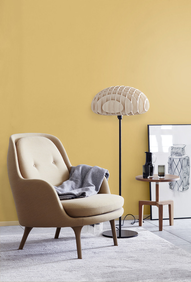Diseño de sala de estar cerrada vintage pequeña sin chimenea y televisor con paredes amarillas, suelo de baldosas de porcelana y suelo gris