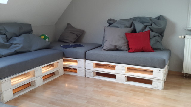 trendige Palettenmöbel mit maßangefertigter Sitzauflage - Contemporary -  Family Room - Frankfurt - by FEINLEIN Raumausstattung | Houzz
