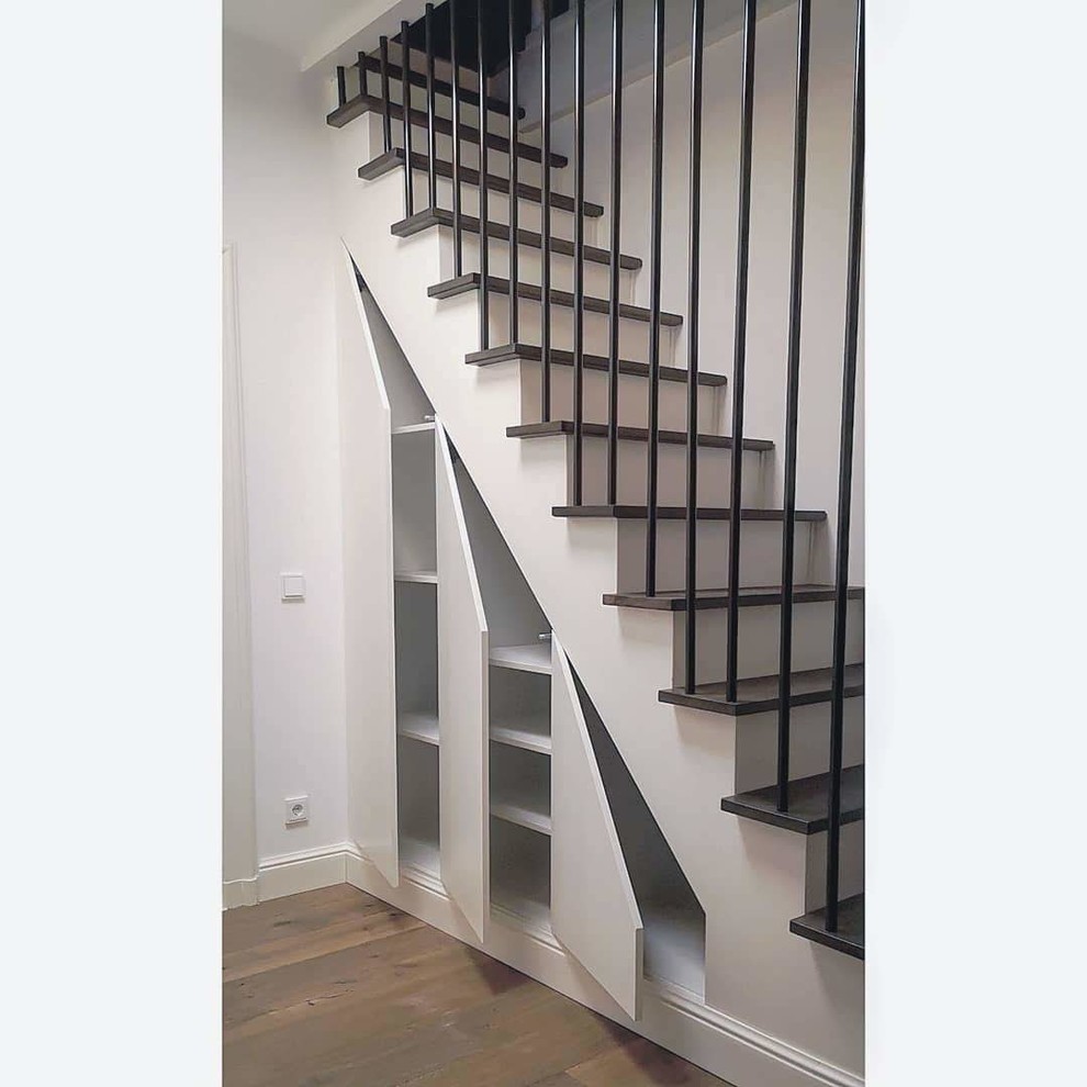 Bild på en mycket stor minimalistisk trappa