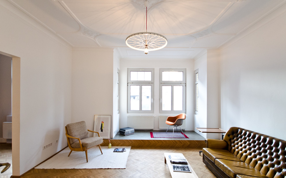 Идея дизайна: изолированная гостиная комната среднего размера в стиле фьюжн с белыми стенами и паркетным полом среднего тона