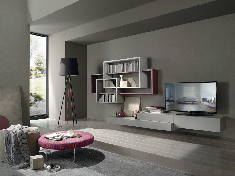 Modelo de sala de estar abierta actual grande sin chimenea y televisor con paredes grises, suelo de cemento y suelo gris