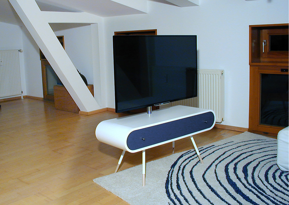 Esempio di un soggiorno minimal di medie dimensioni e stile loft con TV autoportante, sala formale e pareti bianche