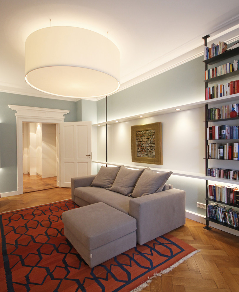Идея дизайна: изолированная гостиная комната среднего размера в классическом стиле с синими стенами, паркетным полом среднего тона и коричневым полом