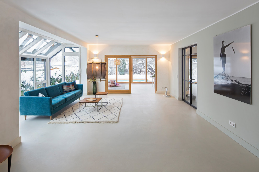 Стильный дизайн: огромная парадная, открытая гостиная комната в скандинавском стиле с белыми стенами и белым полом без камина - последний тренд
