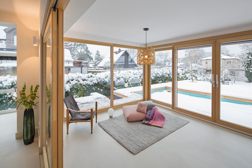 Foto di un ampio soggiorno nordico aperto con sala formale, pareti bianche, stufa a legna e pavimento bianco