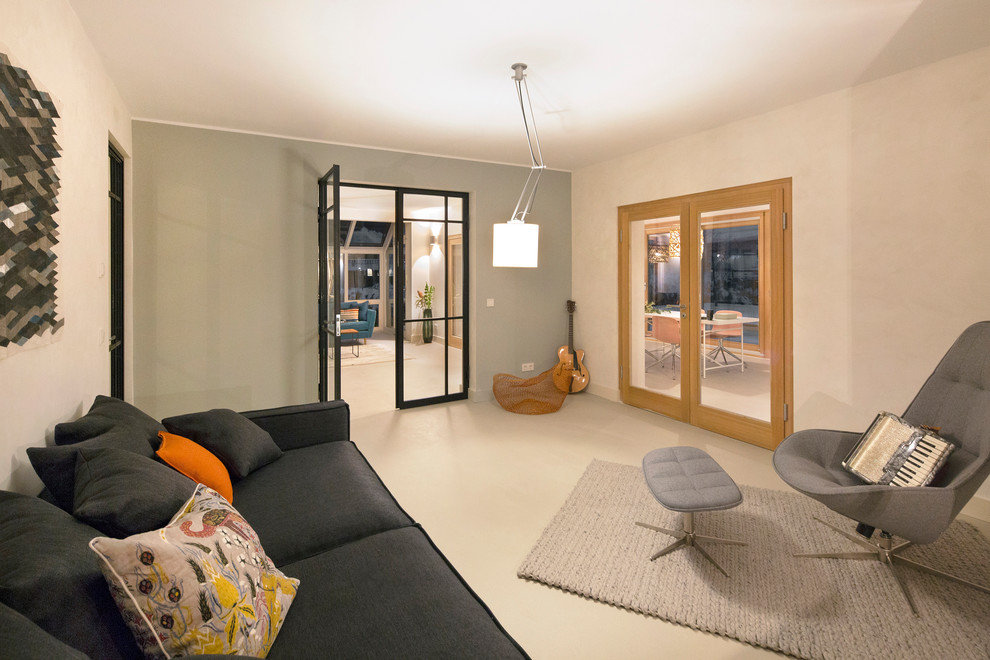 На фото: изолированная гостиная комната среднего размера в скандинавском стиле с белыми стенами, печью-буржуйкой и белым полом