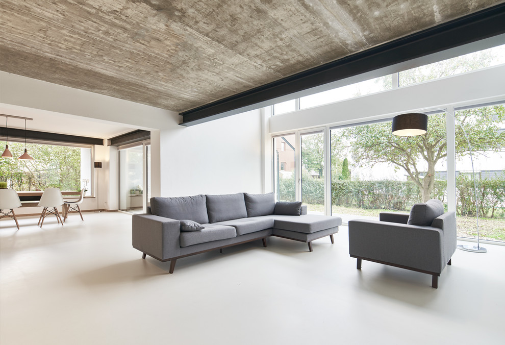 Idee per un ampio soggiorno industriale aperto con pareti bianche e pavimento in linoleum