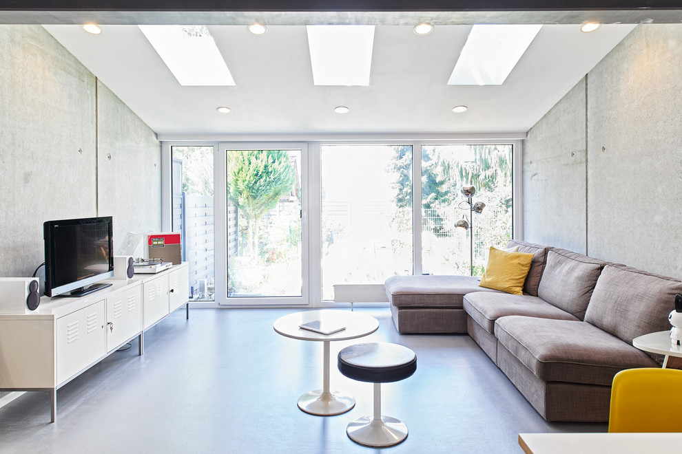Industrial Wohnzimmer ohne Kamin mit freistehendem TV, grauer Wandfarbe und Linoleum in Stuttgart