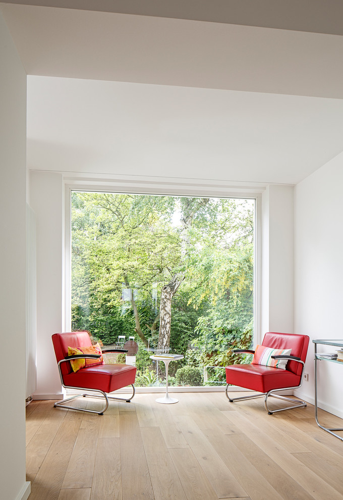 Immagine di un piccolo soggiorno minimal aperto con pareti bianche e parquet chiaro