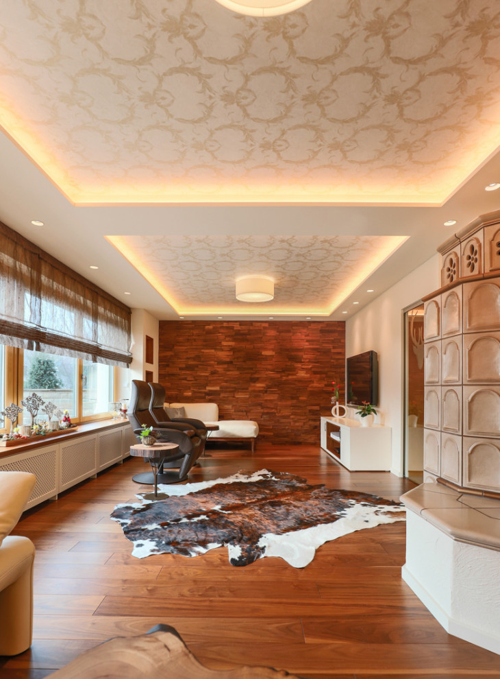 Foto di un grande soggiorno mediterraneo chiuso con pareti bianche, pavimento in legno massello medio, TV a parete e pavimento marrone