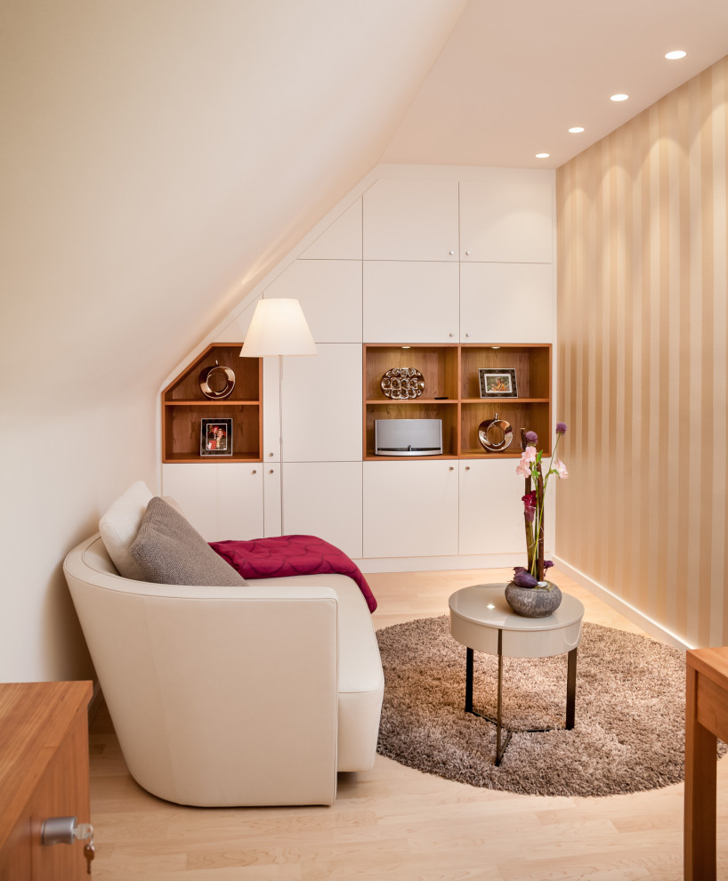 Mittelgroßes, Fernseherloses, Abgetrenntes Modernes Wohnzimmer mit weißer Wandfarbe, hellem Holzboden und beigem Boden in Köln
