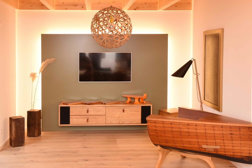 Kleines, Abgetrenntes Modernes Wohnzimmer ohne Kamin mit braunem Holzboden, TV-Wand und brauner Wandfarbe in Hamburg