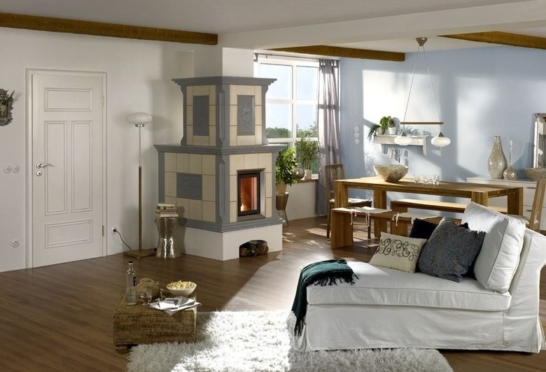 Cette image montre une salle de séjour avec un mur bleu, parquet peint et une cheminée standard.