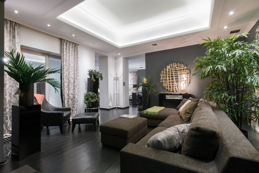 Идея дизайна: маленькая открытая, парадная гостиная комната в современном стиле с серыми стенами, темным паркетным полом и черным полом без камина, телевизора для на участке и в саду