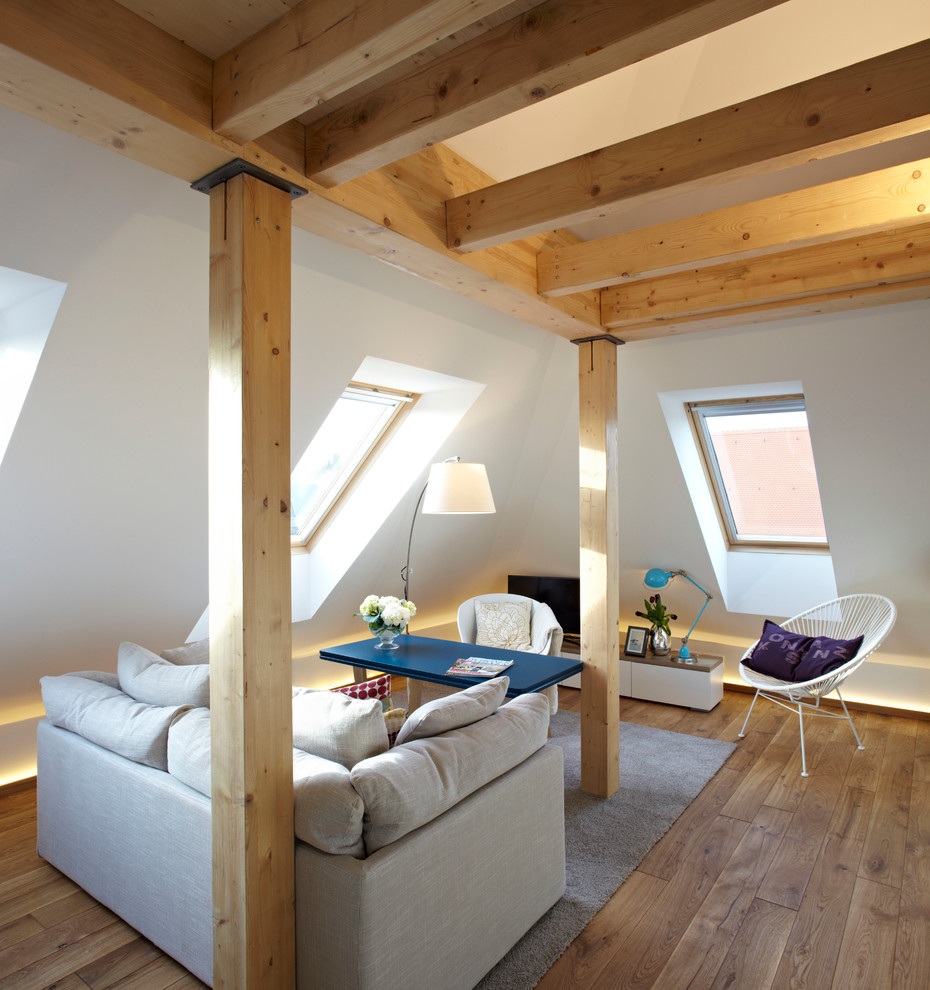 Immagine di un piccolo soggiorno minimal con pareti bianche, pavimento in legno massello medio, nessun camino e TV autoportante