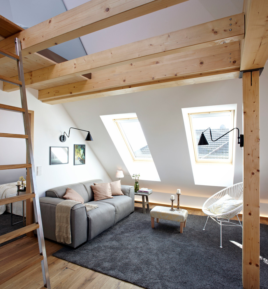 На фото: маленькая гостиная комната в современном стиле с белыми стенами и паркетным полом среднего тона без камина для на участке и в саду