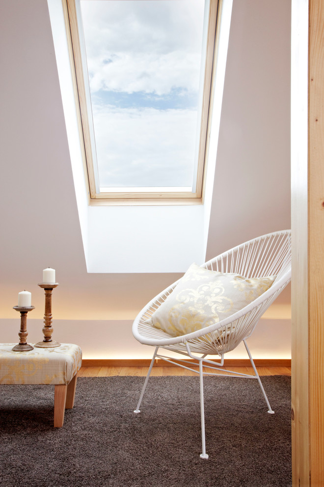 Aménagement d'un petit salon contemporain avec un mur blanc et un sol en bois brun.