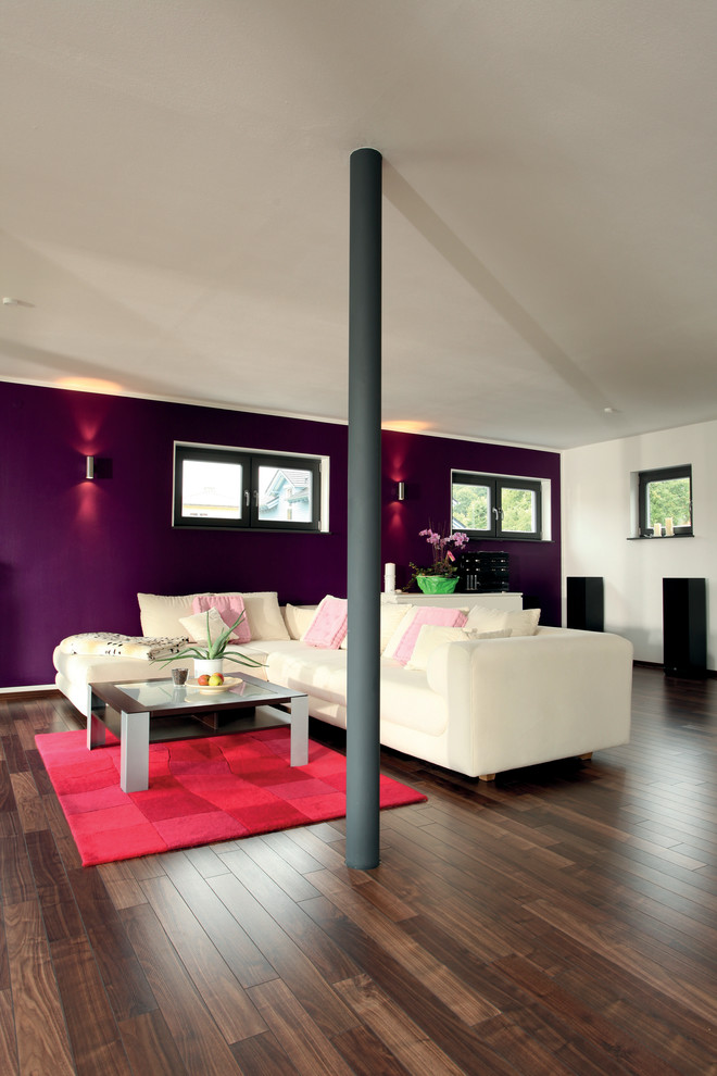 Idée de décoration pour une salle de séjour design avec un mur violet, parquet foncé et un sol marron.