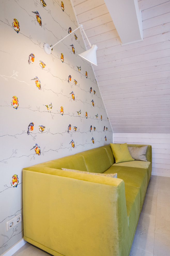 Immagine di un soggiorno minimal di medie dimensioni con pareti bianche, pavimento in sughero e pavimento bianco