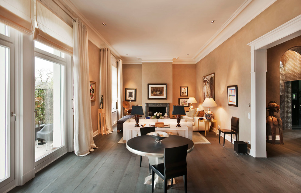 Diseño de sala de estar abierta tradicional renovada grande con paredes beige, suelo de madera oscura y todas las chimeneas