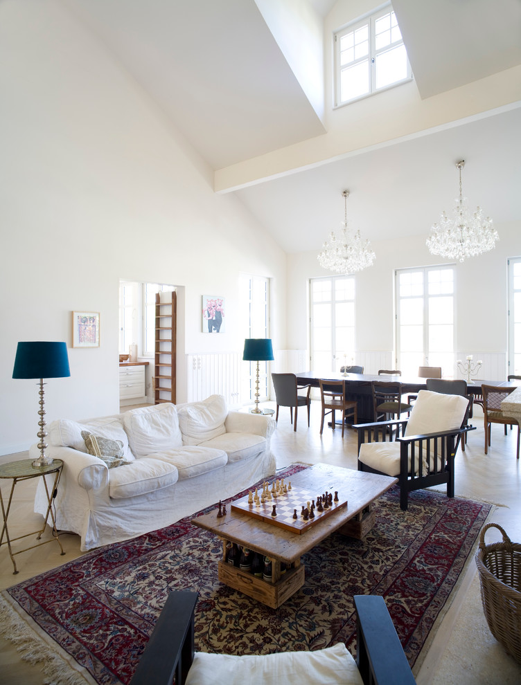 Ejemplo de salón abierto de estilo de casa de campo grande con paredes blancas y suelo de madera clara
