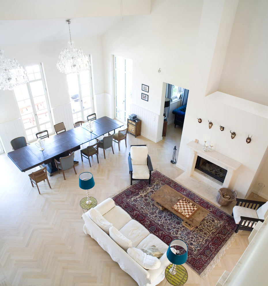 Imagen de salón abierto de estilo de casa de campo con paredes blancas, suelo de madera clara, estufa de leña y suelo marrón