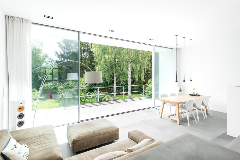 Mittelgroßes, Offenes Modernes Wohnzimmer mit weißer Wandfarbe, hellem Holzboden, Eckkamin, Kaminumrandung aus Metall und TV-Wand in Hamburg